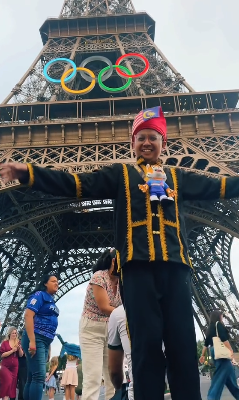 Menari Sumazau Depan Eiffel Tower, Jejaka Sabah Buat Netizen Rasa Bangga